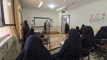 بررسی دغدغه‌های آموزشی در بازدید مدیر حوزه علمیه خواهران یزد از مدرسه فاطمیه اشکذر