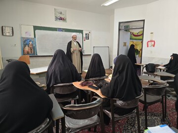 بررسی دغدغه‌های آموزشی در بازدید مدیر حوزه علمیه خواهران یزد از مدرسه فاطمیه اشکذر