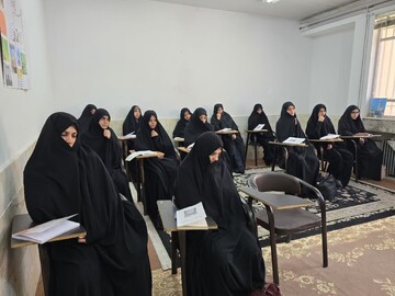 بررسی دغدغه‌های آموزشی در بازدید مدیر حوزه علمیه خواهران یزد از مدرسه فاطمیه اشکذر