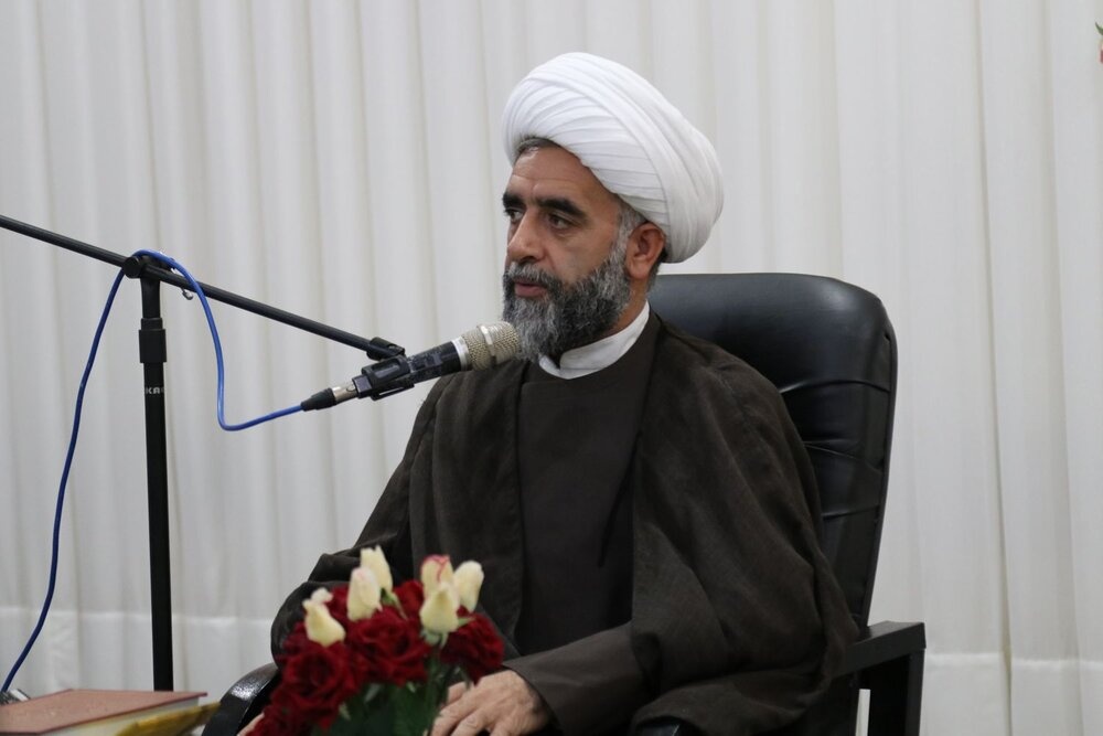 کسانی که با تضعیف احکام الهی به دنبال کسب آبرو هستند، بی آبرو خواهند شد