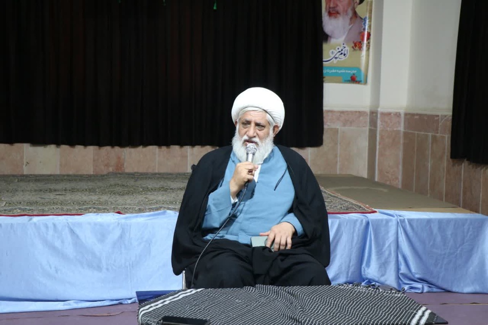 عقل، نخستین آفریده الهی و چراغ راه سالکان اخلاق است