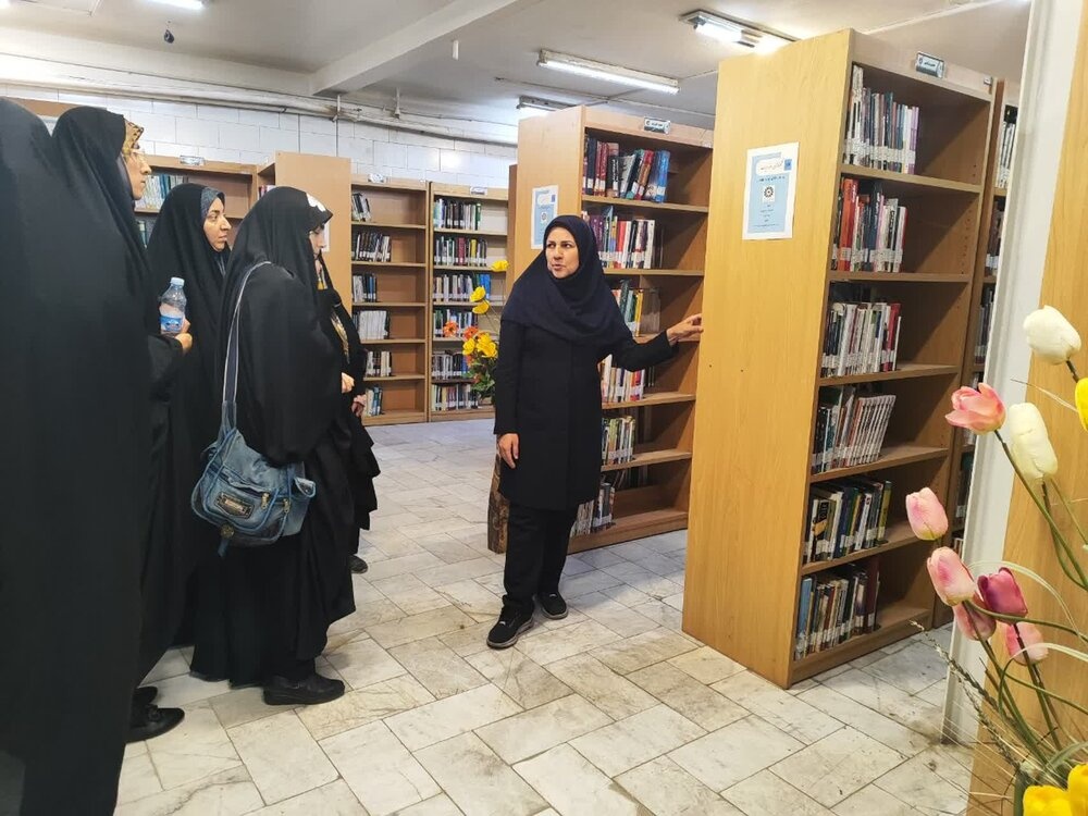 بازدید علمی طلاب مدرسه علمیه تخصصی فاطمیه کرمان از کتابخانه مسجد جامع کرمان