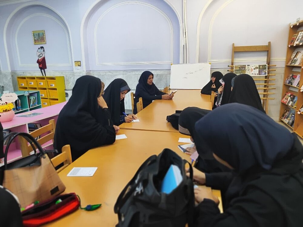 بازدید علمی طلاب مدرسه علمیه تخصصی فاطمیه کرمان از کتابخانه مسجد جامع کرمان