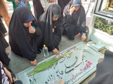 به مناسبت آغاز هفته فرهنگی، طلاب مدرسه علمیه فاطمه‌الزهرا‌(س) در اردوی زیارتی ـ فرهنگی به گلزار شهدای گمنام و مرقد مطهر امام خمینی‌(ره) و حرم شاه‌عبدالعظیم حسنی (ع)حضور یافتند.