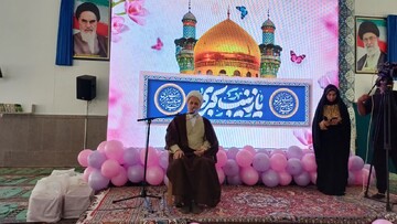 برپایی غرفه عفاف و حجاب و میز خدمت جهت مشاوره و پاسخگویی به سوالات شرعی