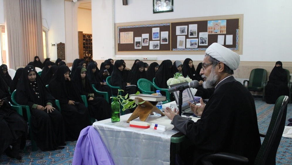 هدف آرمانی حوزه‌های علمیه ترویج عبودیت است