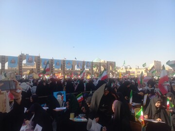 حضور  مدیر و طلاب حوزه علمیه خواهران استان یزد در راهپیمایی یوم‌الله ۱۳ آبان