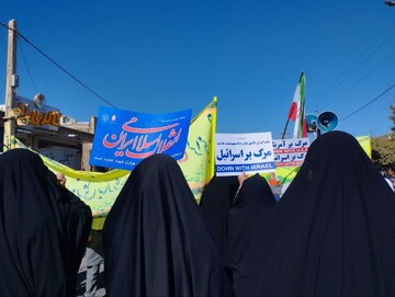 حضور  مدیر و طلاب حوزه علمیه خواهران استان یزد در راهپیمایی یوم‌الله ۱۳ آبان