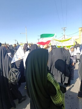 حضور  مدیر و طلاب حوزه علمیه خواهران استان یزد در راهپیمایی یوم‌الله ۱۳ آبان