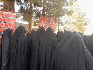 حضور  مدیر و طلاب حوزه علمیه خواهران استان یزد در راهپیمایی یوم‌الله ۱۳ آبان