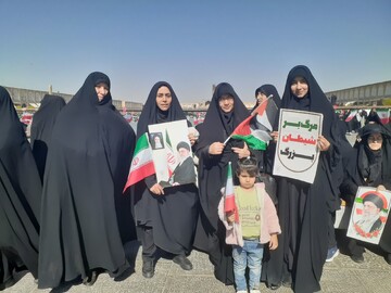 حضور پرشور بانوان طلبه استان اصفهان در راهپیمایی ۱۳ آبان