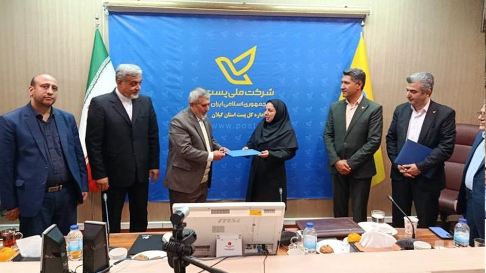یک خانم سکان مدیریت اداره پست را به دست گرفت