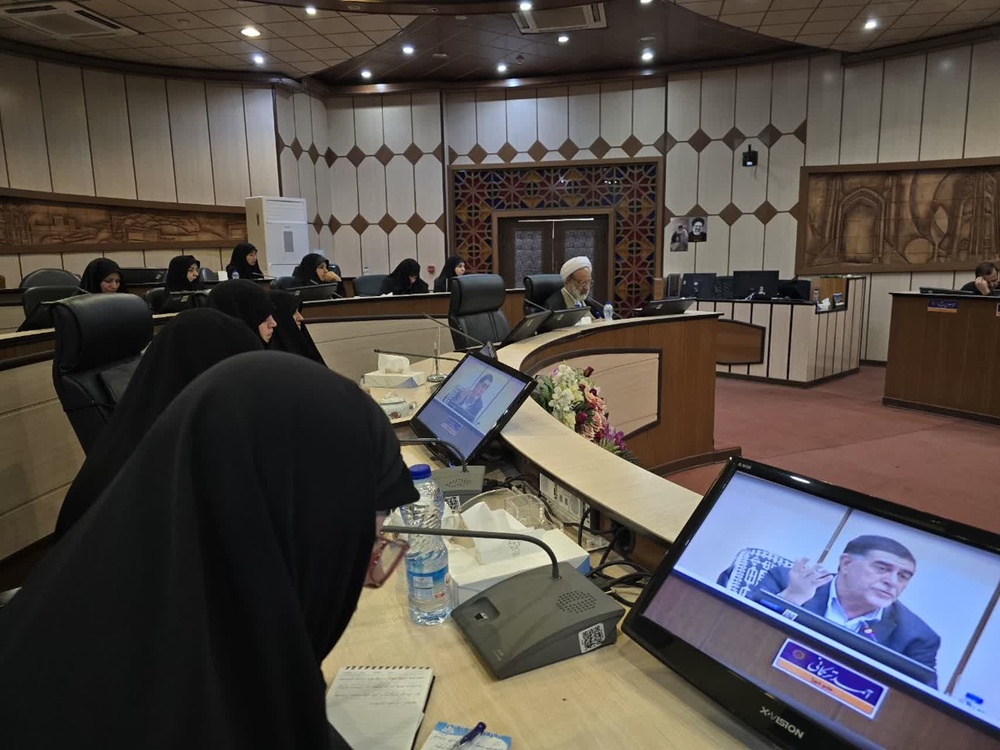 نشست بررسی آسیب‌های اجتماعی با حضور کارشناسان حوزه علمیه خواهران یزد برگزار شد+عکس