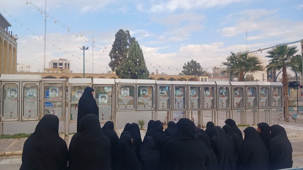 نشست معرفتی طلاب مدرسه علمیه معصومیه یزد در  جوار مزار شهدا