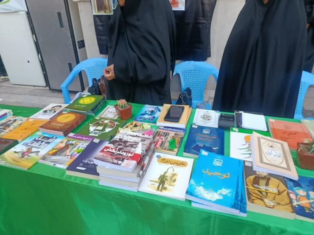 نمایشگاه کتاب در نماز جمعه شهرستان بم توسط مدرسه علمیه فاطمه الزهرا(س)