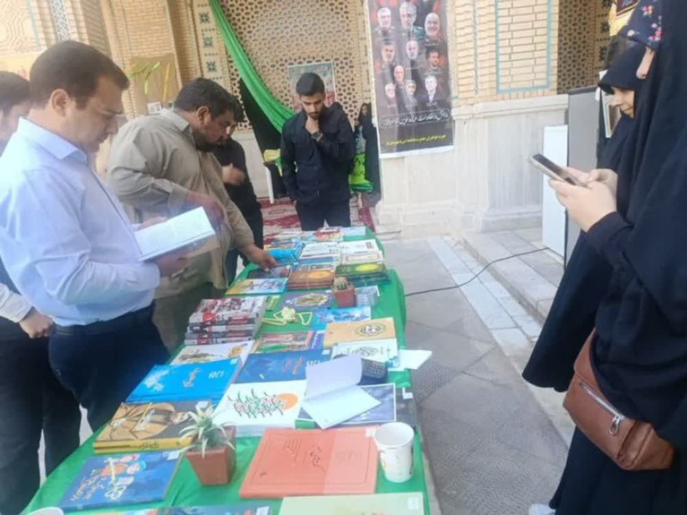 نمایشگاه کتاب در نماز جمعه شهرستان بم توسط مدرسه علمیه فاطمه الزهرا(س)