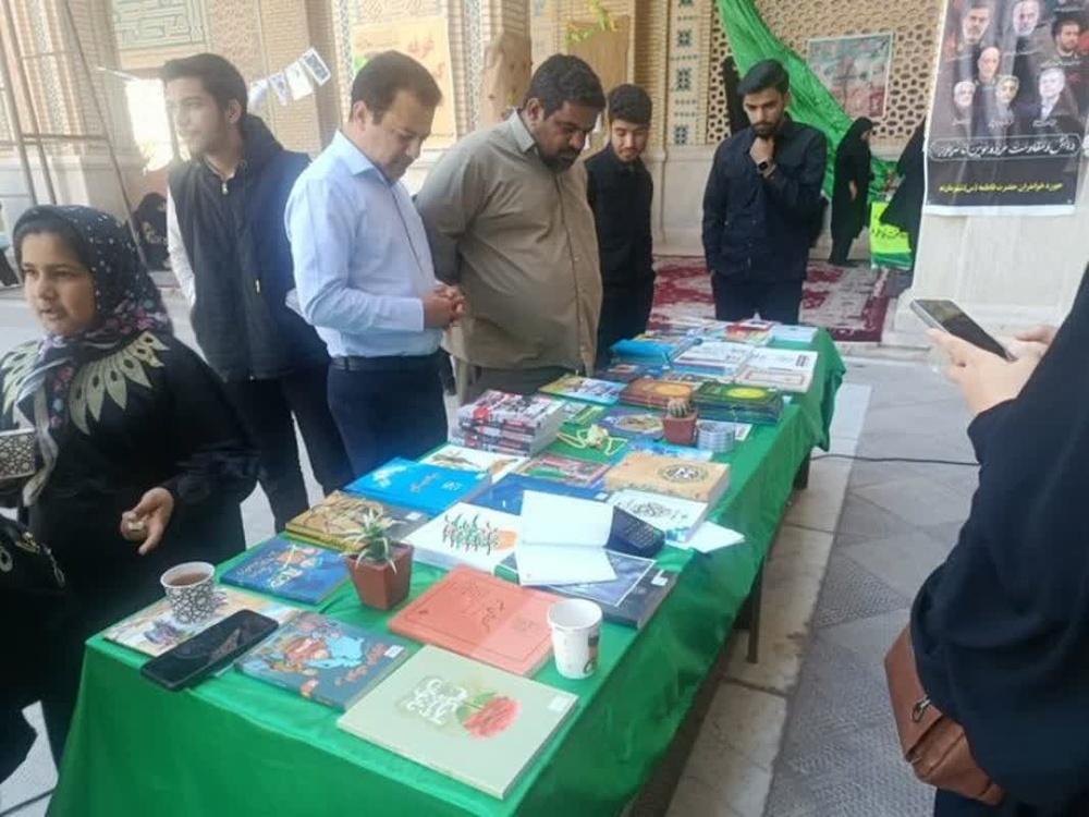 نمایشگاه کتاب در نماز جمعه شهرستان بم توسط مدرسه علمیه فاطمه الزهرا(س)