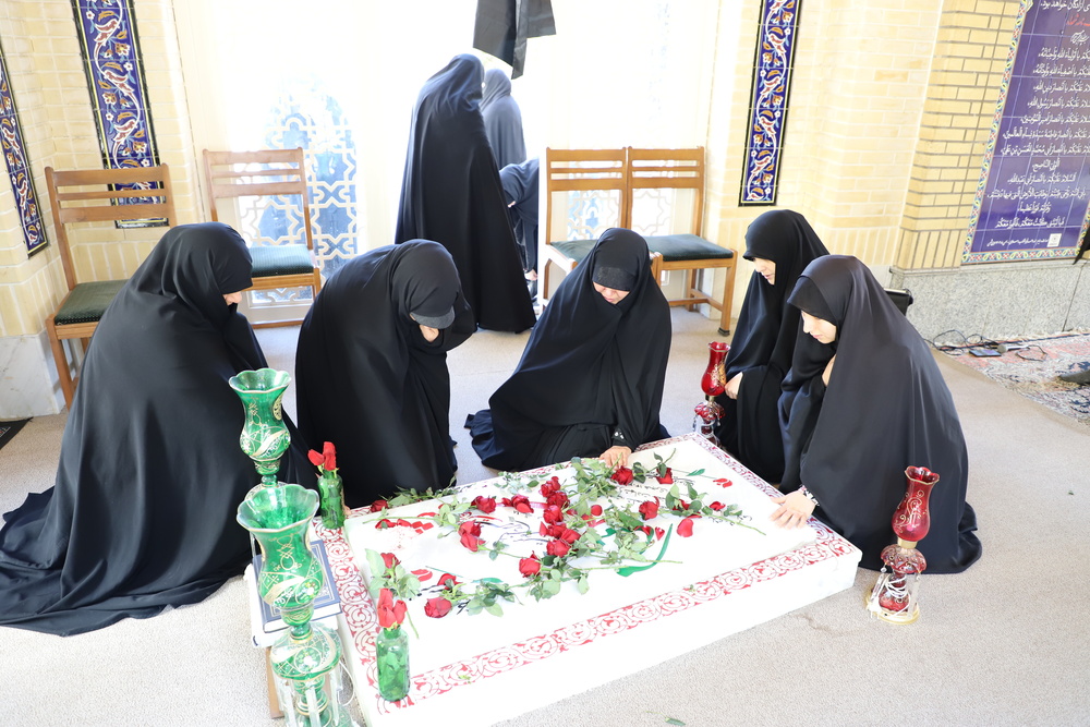 تصاویر/ برگزاری آیین غبارروبی مزار شهید گمنام همزمان با ایام شهادت حضرت زهرا(س)