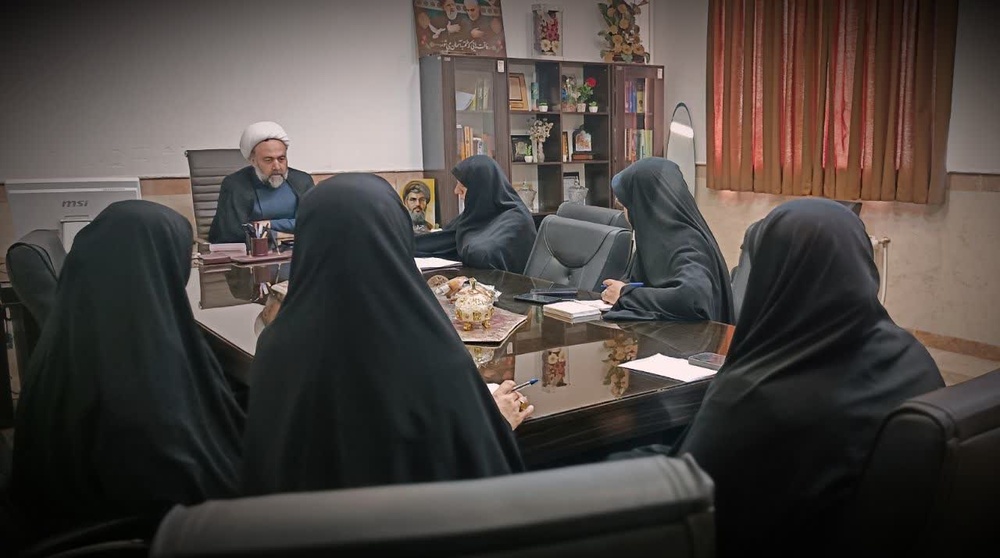 تمرکز بر نوجوان‌شناسی در نشست کارکنان مدرسه علمیه تخصصی امام حسین(ع) یزد