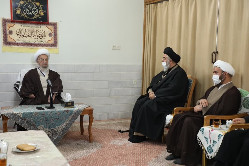 نباید روزی بگذرد که در اماکن مقدس خطیبی حضور نداشته باشد