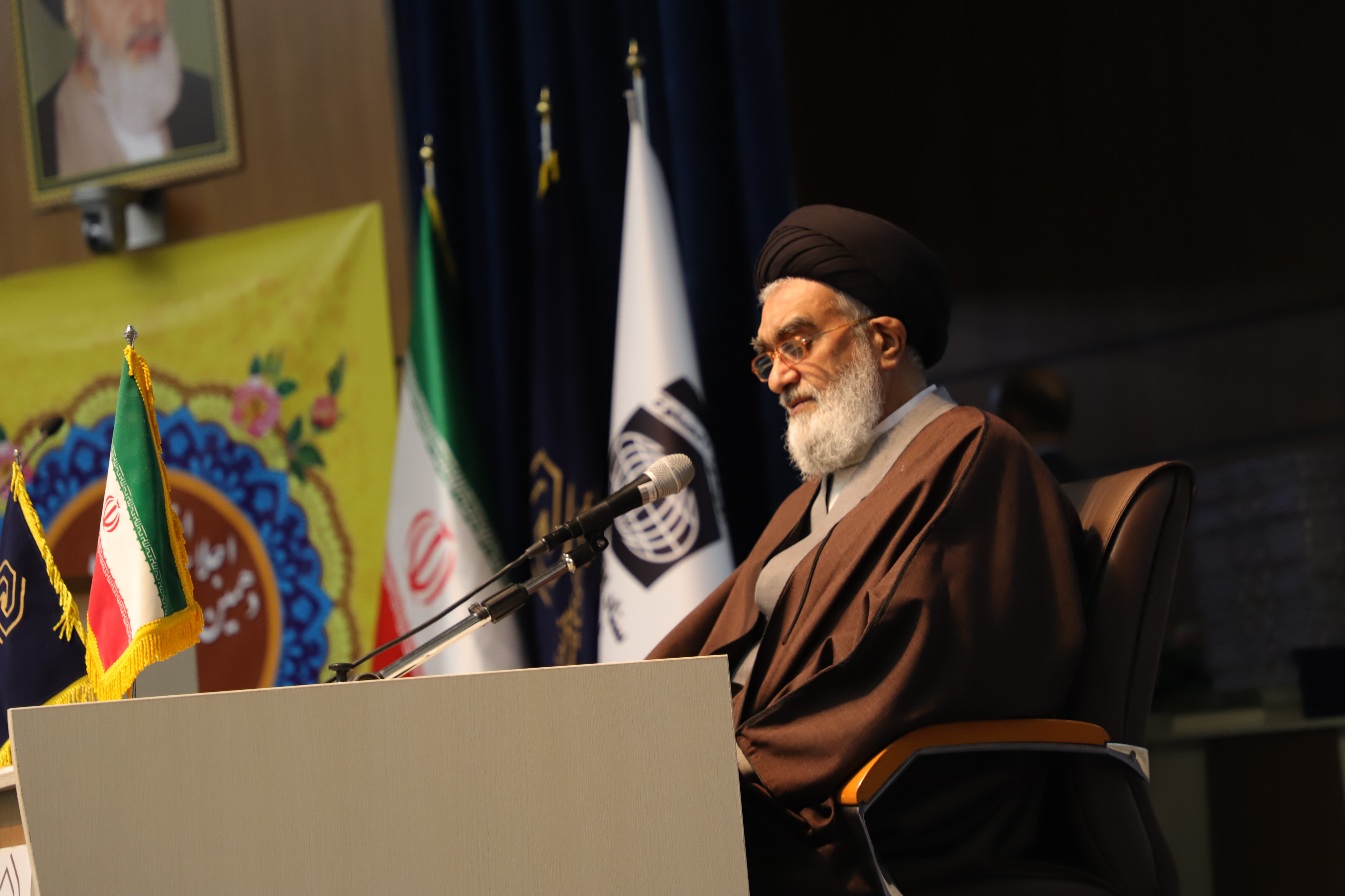 اگر نماز انسان پذیرفته نشود، سایر اعمال او بررسی نمیشود