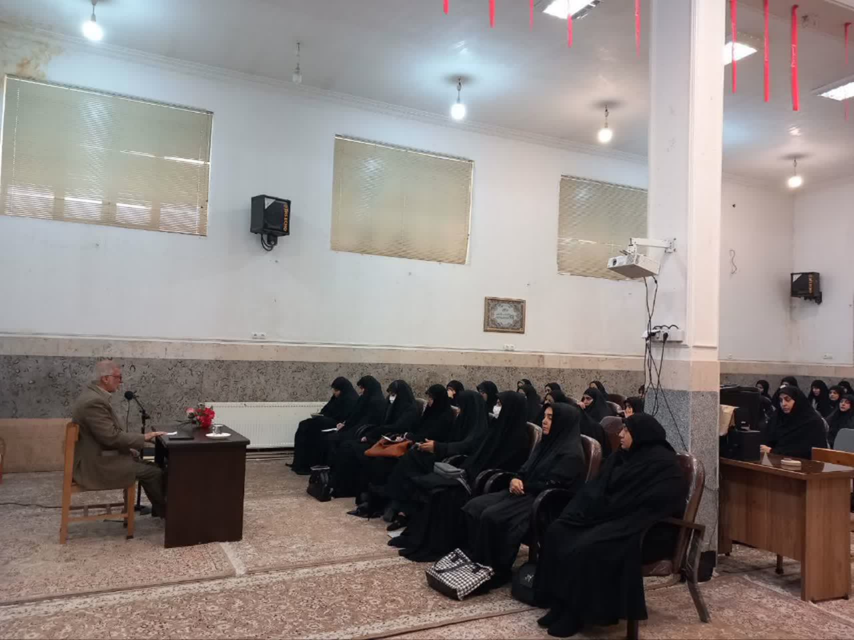 برگزاری نشست علمی در مدرسه علمیه فاطمیه خرمآباد