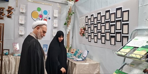 بازدید رئیس دانشگاه قرآن و حدیث از نمایشگاه دستاوردهای پژوهشی