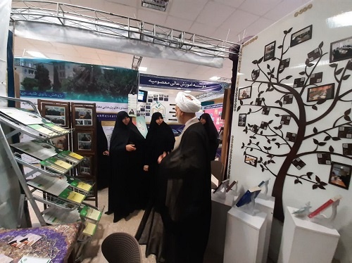 بازدید رئیس دانشگاه قرآن و حدیث از نمایشگاه دستاوردهای پژوهشی