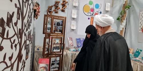 بازدید رئیس دانشگاه قرآن و حدیث از نمایشگاه دستاوردهای پژوهشی