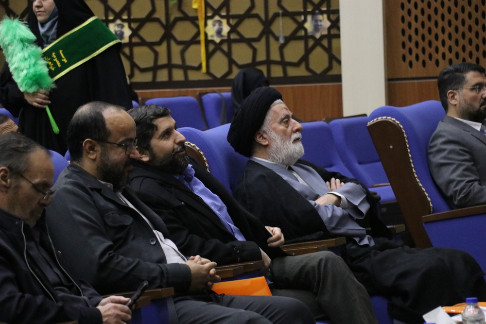 میدان‌داران و مربیان اصلی نماز خواندن در جامعه مادران هستند