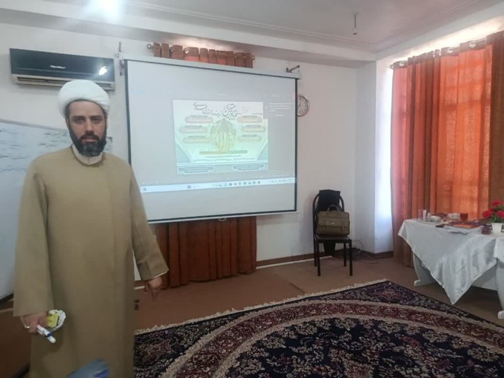 حوزه‌های علمیه پرچمدار جهاد تبیین باشند