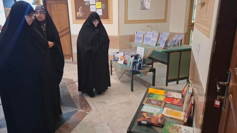 تصاویر/ نمایشگاه نقد سلطه آمریکا و علوم انسانی غربی در مدرسه علمیه حضرت زینب(س) کرمان