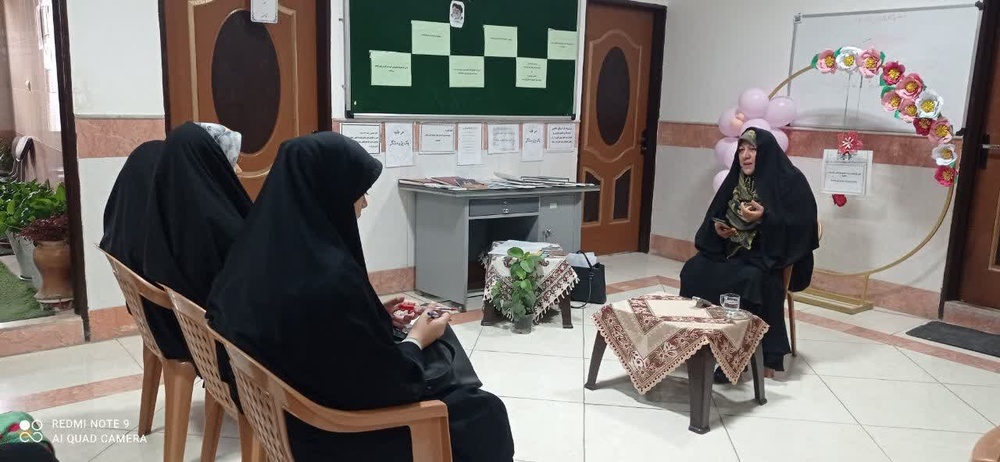 نشست علمی با بررسی سیره حضرت زهرا(س) در مدرسه علمیه زهراییه