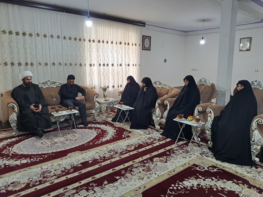 حضور مدیر حوزه علمیه خواهران استان ایلام در منزل استاد شاخص این استان