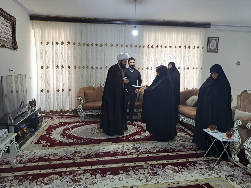 حضور مدیر حوزه علمیه خواهران استان ایلام در منزل استاد شاخص این استان