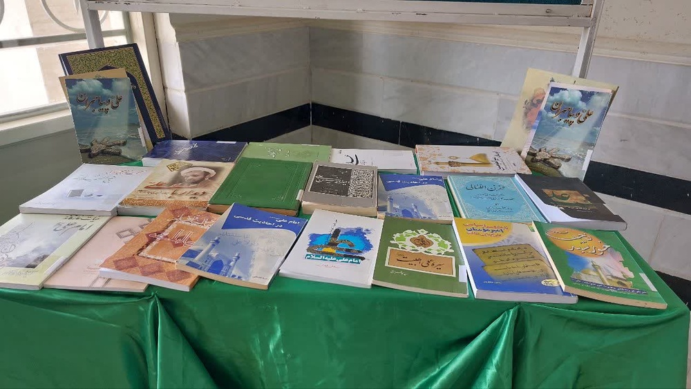 نمایشگاه‌ کتاب در مدرسه علمیه فاطمیه الیگودرز
