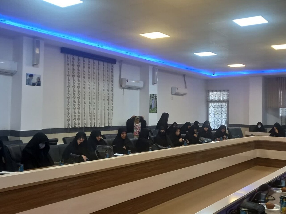 اساتید و کادر مدارس علمیه خواهران‌ رفسنجان با امام جمعه این شهر دیدار کردند