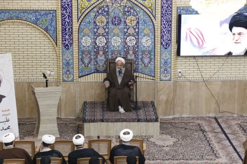 تجمع طلاب و روحانیون