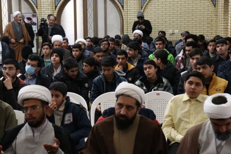 تجمع طلاب و روحانیون