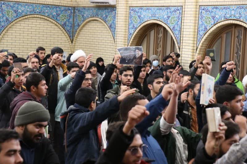 تجمع طلاب و روحانیون