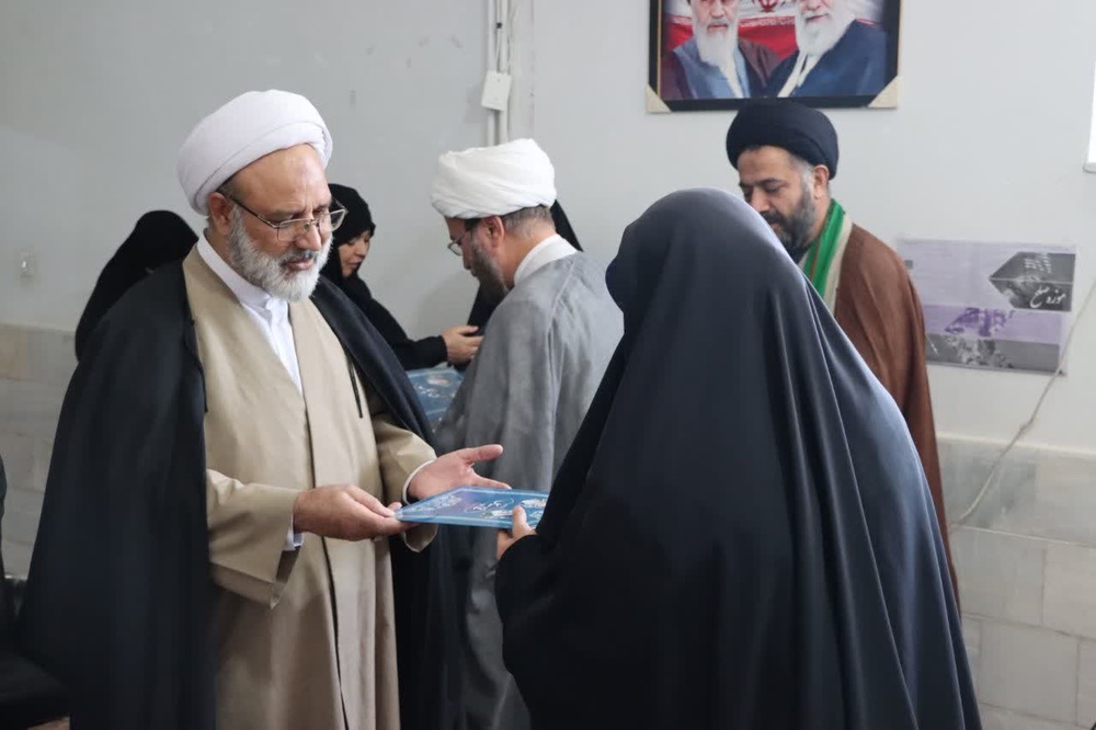 تجلیل امام جمعه اشکذر از مادران طلبه خانواده‌های پرجمعیت