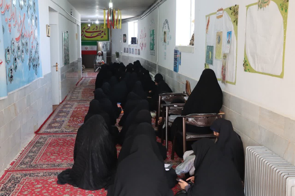 تجلیل امام جمعه اشکذر از مادران طلبه خانواده‌های پرجمعیت