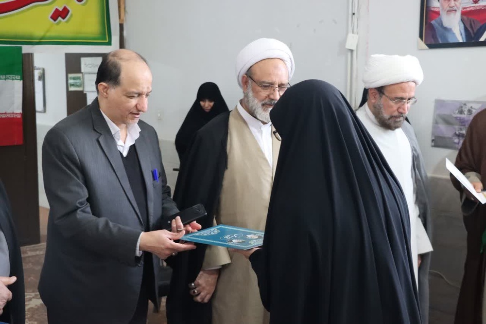 تجلیل امام جمعه اشکذر از مادران طلبه خانواده‌های پرجمعیت