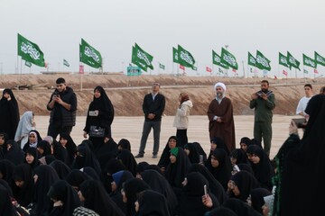 تصاویر/ روایتگری حاج حسین یکتا برای طلاب حوزه علمیه خواهران بوشهر در منطقه عملیاتی شلمچه