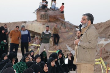 تصاویر/ روایتگری حاج حسین یکتا برای طلاب حوزه علمیه خواهران بوشهر در منطقه عملیاتی شلمچه