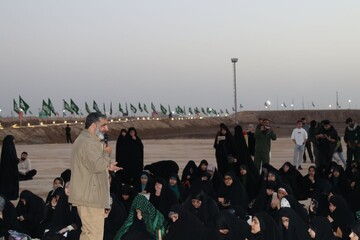 تصاویر/ روایتگری حاج حسین یکتا برای طلاب حوزه علمیه خواهران بوشهر در منطقه عملیاتی شلمچه