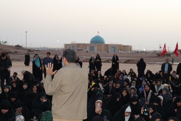 تصاویر/ روایتگری حاج حسین یکتا برای طلاب حوزه علمیه خواهران بوشهر در منطقه عملیاتی شلمچه