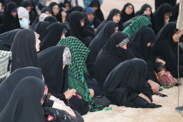 تصاویر/ روایتگری حاج حسین یکتا برای طلاب حوزه علمیه خواهران بوشهر در منطقه عملیاتی شلمچه