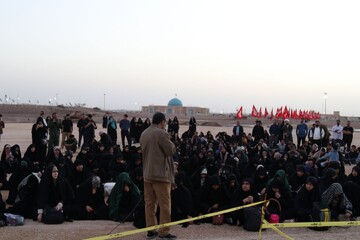 تصاویر/ روایتگری حاج حسین یکتا برای طلاب حوزه علمیه خواهران بوشهر در منطقه عملیاتی شلمچه