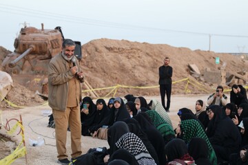 تصاویر/ روایتگری حاج حسین یکتا برای طلاب حوزه علمیه خواهران بوشهر در منطقه عملیاتی شلمچه